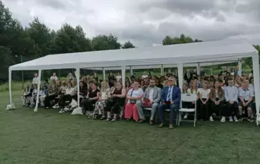 Goście, nauczyciele, rodzice i uczniowie podczas uroczystości Zakończenia Roku Szkolnego
