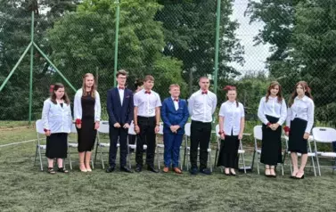 Absolwenci podczas uroczystości Zakończenia Roku Szkolnego 2024-2025