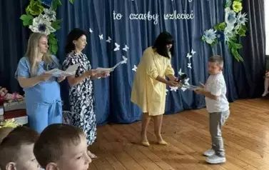 Wręczenie dyplom&oacute;w przez Panią Dyrektor