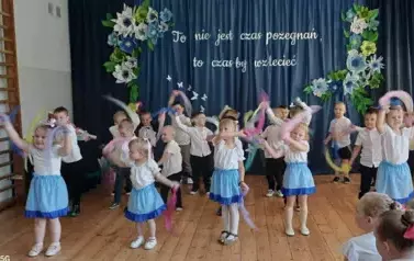 Układ taneczny grupy młodszej z kolorowymi chustkami