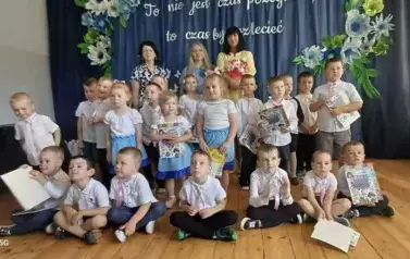Słoneczka z Paniami Wychowawczyniami i Panią Dyrektor