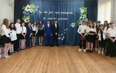 Si&oacute;dmoklasiści pożegnali absolwent&oacute;w.