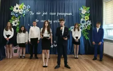 &Oacute;smoklasiści powitali zaproszonych gości.