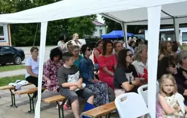 Widownia ogląda występy uczni&oacute;w