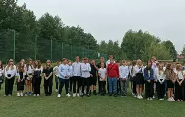 Uczniowie klas starszych podczas uroczystości rozpoczęcia roku szkolnego 2025_2026