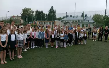 Uczniowie klas młodszych podczas uroczystości rozpoczęcia roku szkolnego 2025_2026
