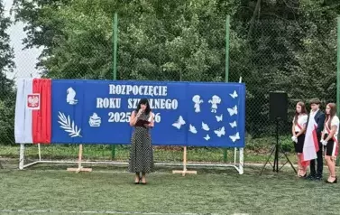 Pani Dyrektor zwraca się do zebranych podczas uroczystości rozpoczęcia roku szkolnego