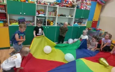 Zabawy z balonami i chustą