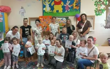 Wsp&oacute;lne zdjęcie dzieci, rodzic&oacute;w i nauczycieli podczas dni adaptacyjnych