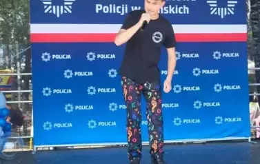 Jaromir wykonuje piosenkę