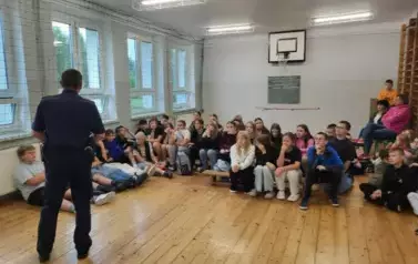 Spotkanie uczni&oacute;w klas V - VIII  z policjantem