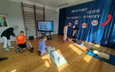 Nauczycielki wyjaśniają uczniom klasy IV, jak ułożyć poszkodowanego