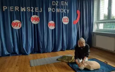 Nauczycielka prezentuje, jak przeprowadzić resuscytację