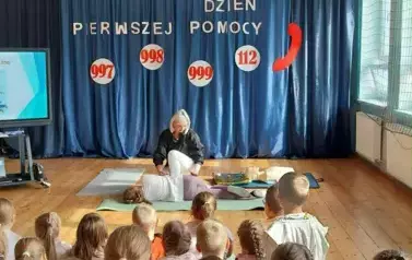 Nauczycielka pokazuje pozycję boczną bezpieczną