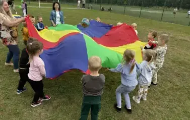 Zabawy z chustą animacyjną - grupa Słoneczka.