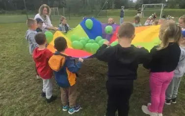 Zabawy z chustą animacyjną - grupa Motylki.