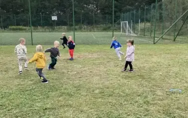 Zabawa ruchowa Wiewi&oacute;rki do dziupli