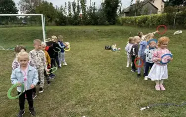 Konkurencje sportowe z obręczami - grupa Słoneczka.