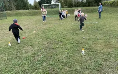 Bieg slalomem - grupa Słoneczka.