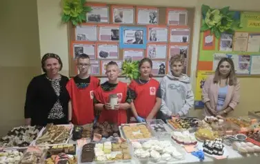 Zgrany zesp&oacute;ł - wolontariusze wraz z opiekunkami