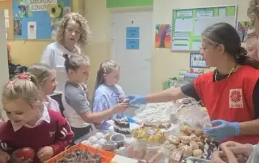 Przedszkolaki kupowały ciasta i słodkości