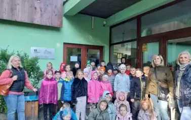 Uczniowie i nauczycielki przed Jaskinią Raj - zdjęcie grupowe