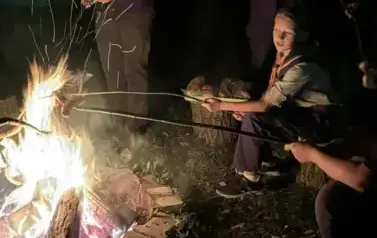 Pieczenie kiełbasek.