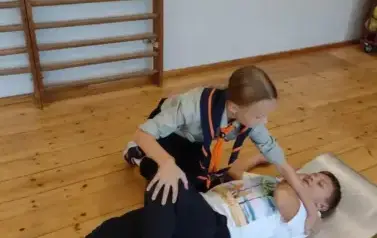 Gabrysia i Igor podczas kursu pierwszej pomocy.