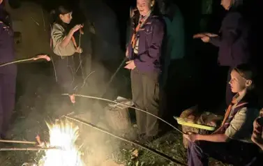 Ania i Gabrysia przy ognisku.
