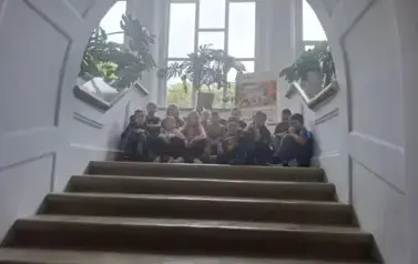 Uczniowie w Pałacu - zdjęcie grupowe