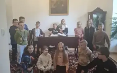 Uczniowie w gabinecie Kołłątaja