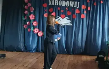 Uczennica w roli nauczyciela matematyki.