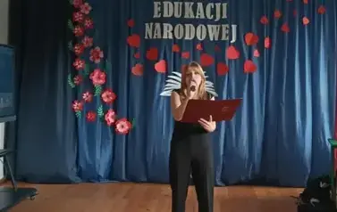 Uczennica klasy 8 i jej nostalgiczna piosenka.