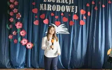 Uczennica klasy 5 jako nauczycielka języka polskiego.