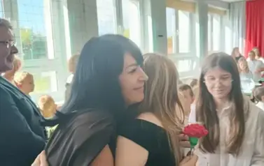 Symboliczne kwiaty od uczni&oacute;w.