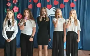 Serdeczne życzenia  wyśpiewane przez klasę 6.