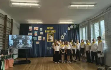 Uroczysta akademia w wykonaniu klasy V