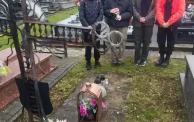 Zapalenie zniczy na grobach pracownik&oacute;w szkoły