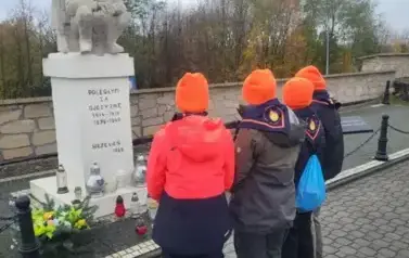Uczniowie oddali hołd żołnierzom poległym za wolność Ojczyzny
