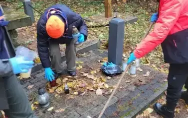 Porządkowanie pomnika w lesie - Poddębowiec - Batogi