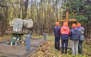 Chwila zadumy przy pomniku upamiętniającym tragiczne wydarzenia z czas&oacute;w II wojny światowej