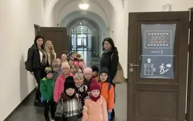 Zdjęcie grupowe przed wejściem do kina.
