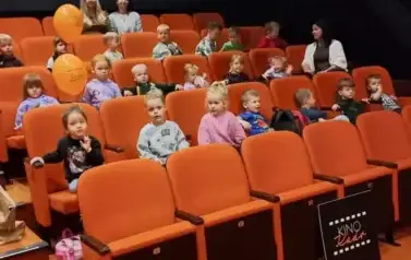 Grupa Słoneczka w kinie Kadr w Staszowie na projekcji bajki