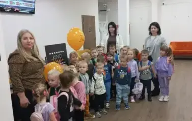 Grupa Słoneczka przed wejściem na seans filmowy.