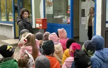 Grupa Słoneczka przed Urzędem Pocztowym.