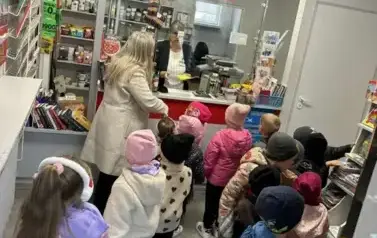 Dzieci wręczyły pani pracującej na poczcie własnoręcznie wykonaną kartkę.