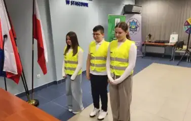 Uczniowie prezentują wiersz