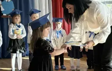 Wręczenie dyplom&oacute;w przez Panią Dyrektor.