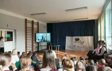 Uczniowie oglądający film