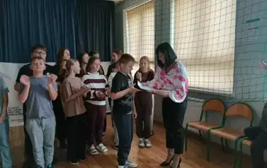 Pani dyrektor wręcza zaświadczenia uczestnikom projektu